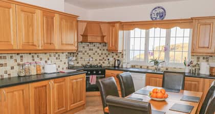 ERRIS HEAD HOUSE, family friendly in Belmullet, County Mayo