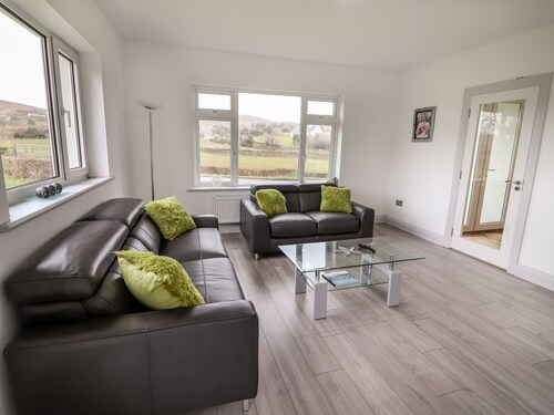 COOLNAHARRAGILL LOWER, family friendly in Glenbeigh, County Kerry