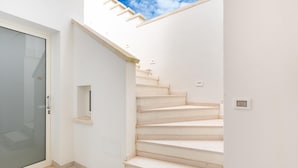 A staircase with white walls and a glass door leading to a room. - 3471 Lecasinedico` - Linda Lucia by Barbarhouse (Castrignano del Capo)