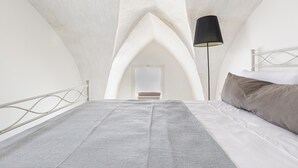 A bedroom with a bed, a lamp, and a view of the outside. - 3471 Lecasinedico` - Linda Lucia by Barbarhouse (Castrignano del Capo)