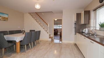 Refrigerador, microondas, horno y utensilios de cocina