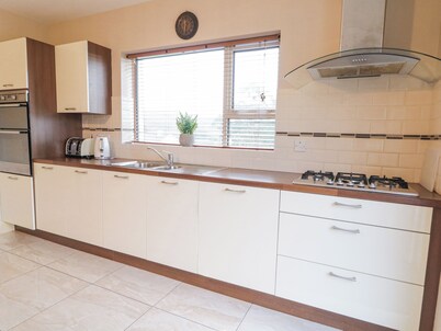 LOUGHANURE LAKE VIEW, pet friendly in Loughanure, County Donegal