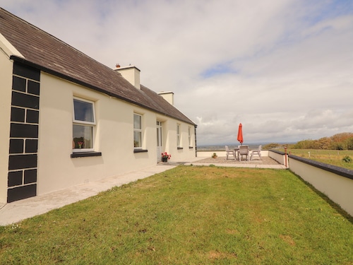 NEWTOWN EAST, family friendly, with open fire in Kilkee, County Clare