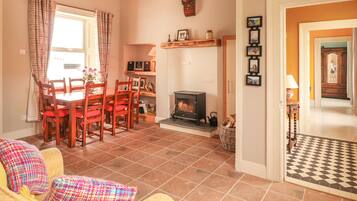 Een televisie en boeken