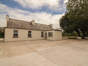 Exterior - NEWTOWN EAST, family friendly, with open fire in Kilkee, County Clare (Kilkee)