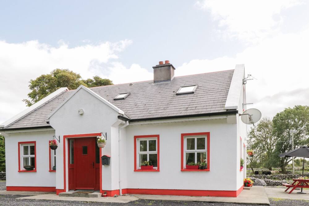 LOUGH MASK ROAD FISHING COTTAGE in Ballinrobe, County Mayo