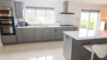 Dishwasher, cookware/dishes/utensils