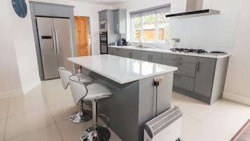 Dishwasher, cookware/dishes/utensils