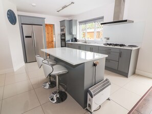 Dishwasher, cookware/dishes/utensils