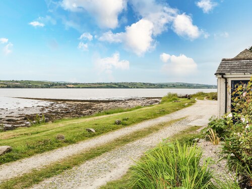 THE FERRY HOUSE, pet friendly in Ramelton, County Donegal