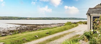 THE FERRY HOUSE, pet friendly in Ramelton, County Donegal