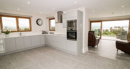 TRAEANNAGH BAY HOUSE, pet friendly in Dungloe, County Donegal