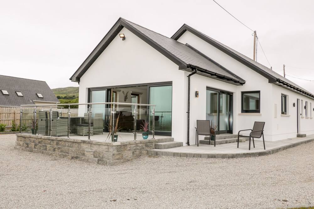 TRAEANNAGH BAY HOUSE, pet friendly in Dungloe, County Donegal