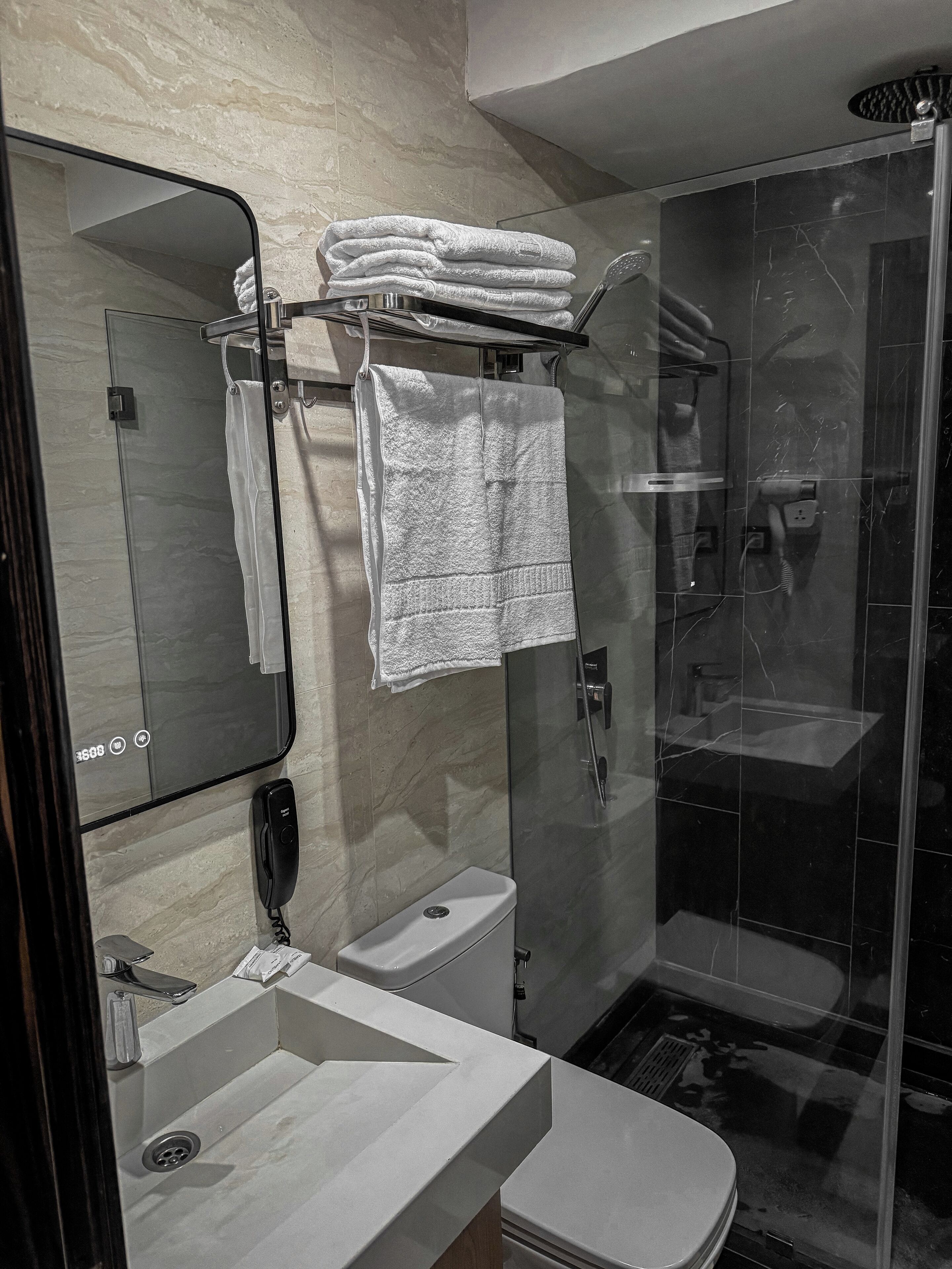 淋浴设施、免费洗浴用品、吹风机、毛巾