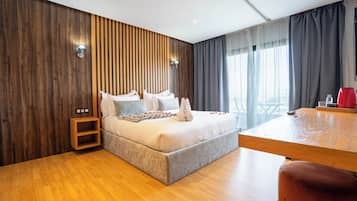 Chambre deluxe, grand lit, balcon | 埃及棉床单、高档床上用品、迷你吧、客房内保险箱