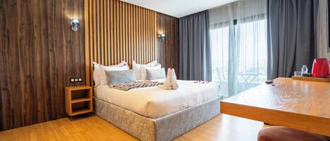 Chambre deluxe, grand lit, balcon | Egyptian cotton sheets, premium bedding, minibar, in-room safe