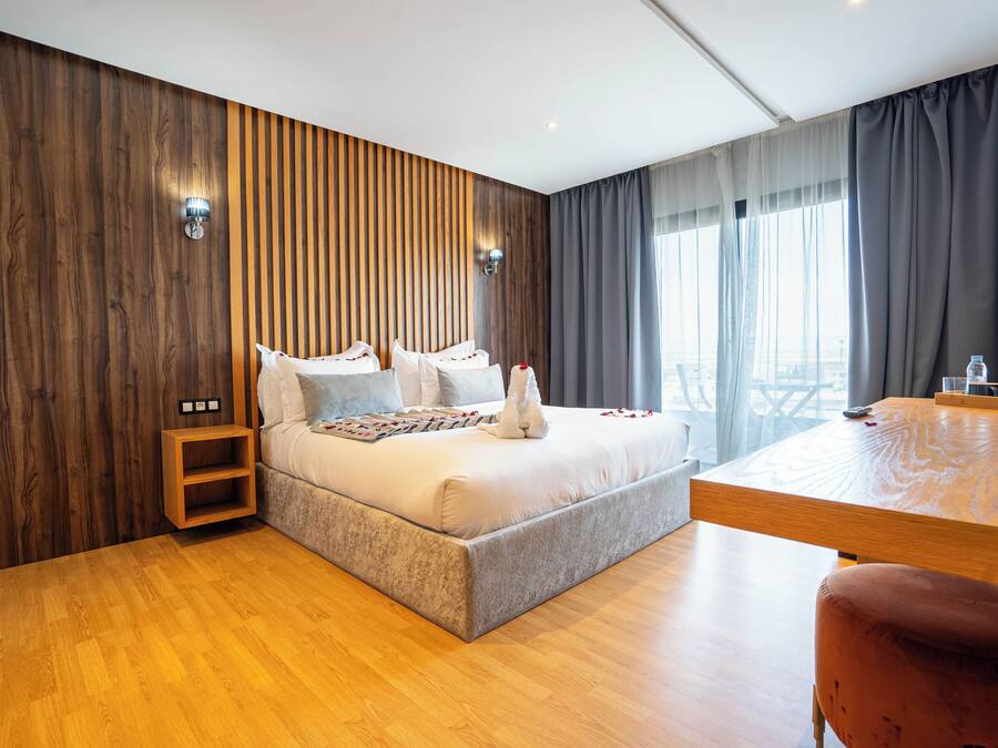 Egyptian cotton sheets, premium bedding, minibar, in-room safe