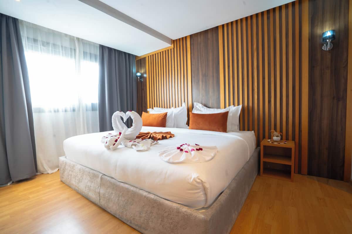 Egyptian cotton sheets, premium bedding, minibar, in-room safe