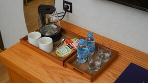 特级套房 | 起居区 | 32-英寸纯平电视(配备卫星频道)