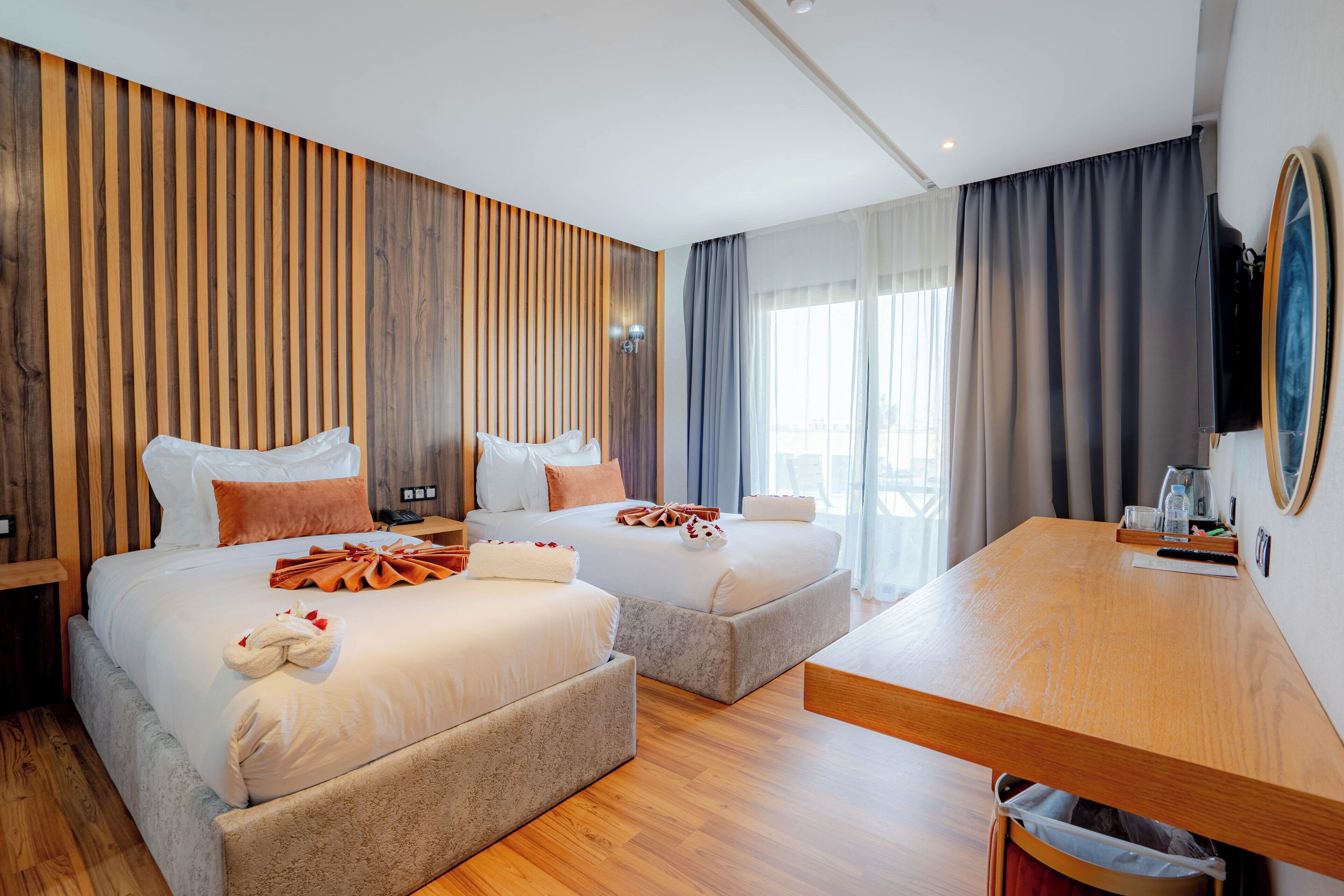 高级双床房, 2 张单人床 | 埃及棉床单、高档床上用品、迷你吧、客房内保险箱