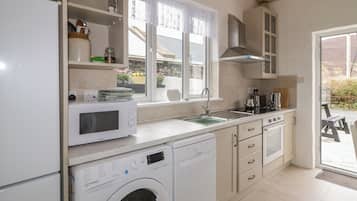 Fridge, microwave, oven, cookware/dishes/utensils