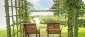 LAKESIDE COTTAGE, romantic, with open fire in Boyle, County Roscommon