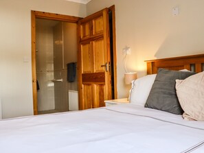 4 bedrooms, travel crib, WiFi, wheelchair access - WOODLAWN, family friendly, with open fire in Kilmore, County Wexford (Kilmore)