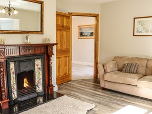 TV - WOODLAWN, family friendly, with open fire in Kilmore, County Wexford (Kilmore)