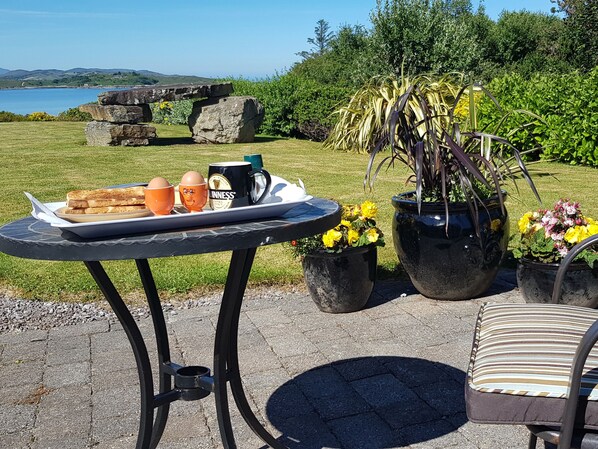 Outdoor dining - IN?EAR SCÉINE., family friendly in Tuosist, County Kerry (Kenmare)