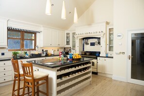 Microwave, oven, dishwasher, high chair - IN?EAR SCÉINE., family friendly in Tuosist, County Kerry (Kenmare)