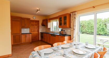 29 CHURCH FIELD, family friendly in Doonbeg, County Clare