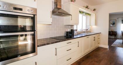 WISTERIA COTTAGE, family friendly in Annagry, County Donegal