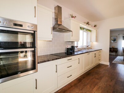 WISTERIA COTTAGE, family friendly in Annagry, County Donegal