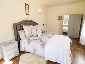 4 bedrooms, travel crib, WiFi