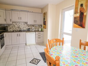 Microwave, oven, dishwasher, cookware/dishes/utensils - BRIDGETOWN COTTAGE, pet friendly in Kerrykeel, County Donegal (Kerrykeel)
