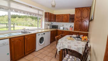 Jääkaappi, keittoastiat/astiat/ruokailuvälineet