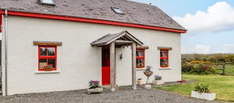 COB COTTAGE, pet friendly, with a garden in Kilmore, County Wexford