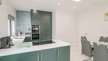 MikrovÄgsugn, ugn, diskmaskin och grytor/köksredskap