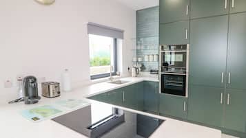 Microwave, oven, dishwasher, cookware/dishes/utensils