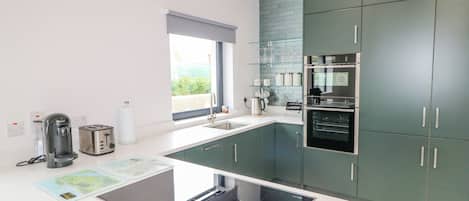 ميكروويف، فرن، غسالة أطباق، مستلزمات طهي/أطباق/أوعية