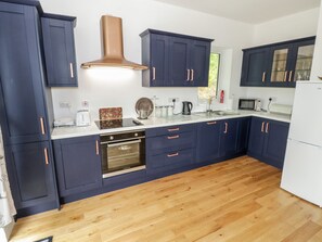 Microwave, oven, dishwasher, cookware/dishes/utensils