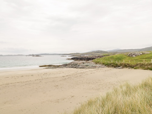 RAINBOWS END, pet friendly, with open fire in Clifden, County Galway