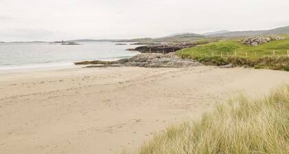 RAINBOWS END, pet friendly, with open fire in Clifden, County Galway