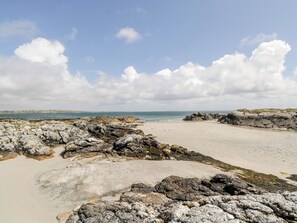 Beach nearby - TÍ TOM NÁRTA, family friendly in Lettermore, County Galway (Connemara)
