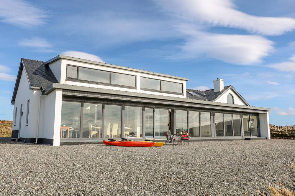 WHITEHORSE HOUSE, pet friendly in Dungloe, County Donegal