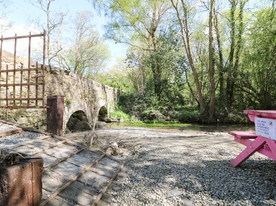 YEW TREE HOUSE, pet friendly in Enniscorthy, County Wexford