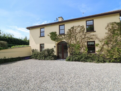 TILLADAVIN HOUSE, family friendly in Kilmore, County Wexford