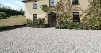 TILLADAVIN HOUSE, family friendly in Kilmore, County Wexford