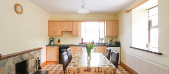 TILLADAVIN HOUSE, family friendly in Kilmore, County Wexford