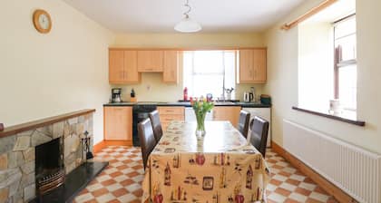 TILLADAVIN HOUSE, family friendly in Kilmore, County Wexford